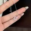 Pulsera de trébol de cuatro hojas hueca con diamantes completos de plata de ley s925, lujo ligero, exquisita, moderna, versátil, adecuada para ir al trabajo, con un diseño único