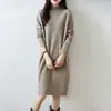 Nova coleção outono e inverno: vestido de malha de lã pura, gola alta, manga longa para mulheres, cintura alta, modelagem que afina a silhueta, soltinho e de comprimento médio, estendendo-se abaixo dos joelhos