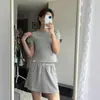 A Versão Correta do Novo Modelo Coreano 26, Semelhante ao Estilo de Jingnan, Blusa Versátil de Gola Redonda de Manga Curta Slim Fit com Etiqueta Aplicada