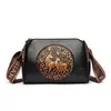 Bolso bandolera cruzado nuevo de otoño e invierno pintado a mano vintage, bolso Boston tipo almohada, bolso de hombro de moda con diseño estampado, lujo ligero