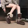 Botas de neve femininas marrons 2026, estilo coreano moderno, forradas com fleece para o inverno, sola grossa, couro camurça, cano médio, quentes