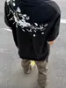 Camiseta masculina e feminina americana de rua com bordado floral de manga curta, nova de verão, vintage, modelagem solta, top versátil para casais