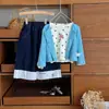 DZ26070 Conjunto Infantil 2026 Otoño Nuevo Producto: Conjunto de cárdigan azul para niña con lunares y jeans holgados