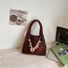 Bolso de Punto Calado de Diseño de Nicho para Mujer 2026 Nuevo Verano Estilo Coreano Versátil Bolso Tejido Hecho a Mano Bolso de Cubo de Mano