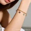 Pulsera Colgante Flor de Cuatro Hojas Incrustada con Micro Diamantes de Acero Inoxidable Cdd Accesorio de Moda para Mujer con Flores Pequeñas de Diamantes de Colores Pulsera Ajustable Fuente de Fábrica