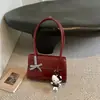 As populares bolsas de axila de nicho transfronteiriças deste ano para mulheres apresentam designs de nicho estilo coreano, bolsas de mão vintage de cor sólida e bolsas tote de ombro.