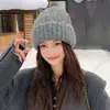 Gorro de punto para mujer, nuevo estilo de invierno, gorro de lana con patrón de letras, hace que la cara se vea más pequeña, mantiene las orejas calientes, estilo coreano, versátil y esponjoso