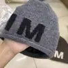 Gorro holgado de punto con letras grandes de color contrastante, elástico, adelgazante, rejuvenecedor, para mujer, otoño e invierno, cálido, versátil, moderno