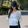 1203 Sudadera con capucha y cremallera cuidadosamente seleccionada para mujer en primavera, otoño e invierno con pantalones de bolsillo con solapa y top tipo cárdigan corto