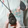 Bodhisattva Ajedrez Carvado de Madera de Águila 461 Colgante Unilateral Marca Zaki Estilo Chino Juguete de Madera de Mano para Colgar en el Cuello
