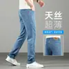 Calça jeans ultra fina de seda de gelo para homens, calça masculina fina de verão, azul Tencel, novo modelo 2026, calça comprida elástica e leve