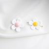 Nuevo ins Hyun-a contraste de color flor pequeña Parche de Margarita cuentas de agujero recto DIY hecho a mano joyería para el cabello pendientes fabricantes venta al por mayor
