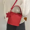 Bolso pequeño súper popular para mujer, nuevo modelo de verano 2026, bolso tipo cubo de hombro y cruzado de alta gama para el día a día