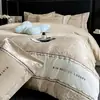 Conjunto de Quatro Peças de Algodão de Alta Qualidade com Relevo de Luxo Leve Lençol de Cama Bordado de Algodão Puro Capa de Edredom Conjunto de Três Peças Protetor de Colchão de Algodão Amigo da Pele Conjunto de Quatro Peças