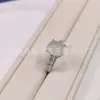 Anillo de Calcedonia Verde de Alta Gama, Anillo Dorado Blanco Chapado en Plata, Comparable al Color del Jadeíta, Anillo Femenino en Vivo, Joyería Moderna y Versátil