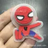 En Stock Infantil Spider-Man Iluminado Lavable Plástico Etiqueta Sello de Goma Parche Impermeable Divertidos Accesorios para Ropa