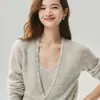 Elegante cardigã de mistura de caxemira e seda de amoreira com uma blusa de alça fina por baixo, um conjunto de duas peças para mulheres, perfeito para outono e inverno