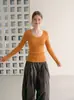 Elegante top de punto para mujer de manga larga con cuello en U, estilo de principios de otoño, con un toque de alta gama, jersey ajustado que estiliza la cintura.