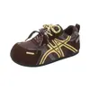 Zapatos de entrenamiento retro nuevos de suela blanda, versátiles, para aumentar la altura, forrados de forro polar, para otoño 2026, para niña pequeña, zapatos súper lindos