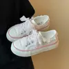 Tênis Branco Floral Estilo Menina Doce Dopamina para Mulheres 2026 Novo Modelo de Verão Versátil Aumenta a Altura Sola Grossa Calçados Casuais para Estudantes