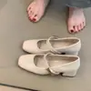 Sapatos Mary Jane retrô estilo francês de pele de ovelha com uma única tira e abertura rasa para mulheres, versáteis para o trabalho, salto médio, bico quadrado, design único