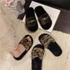 Zapatillas de exterior rojas de moda con punta abierta para mujer, zapatos de slip-on para mujer, estilo de felpa nuevo con estampado de leopardo de malla de suela gruesa para otoño de 2026