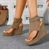 Sandálias Femininas de Camurça com Salto Anabela de Solado Grosso, Bico Fino, Aumentadoras de Altura, Tamanho Grande, Novo Estilo de Verão, Costas Abertas, Cano Alto, Sapatos Femininos Europeus e Americanos