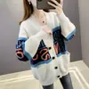 Cárdigan de Punto de Otoño Nuevo 2026 con Estampado de Letras y Bloques de Color, Estilo Europeo y Americano, Cuello en V, con Bolsillos de Parche, Cárdigan para Mujer