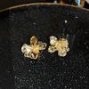 Pendientes de perlas con flores plisadas de aguja plateada de estilo francés, sencillos y elegantes, combinables con todo, ligeros y lujosos, de alta gama para mujer.