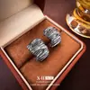 Brincos de Stud Geométricos Plissados Estilo Europeu e Americano Agulha de Prata Cor Preto Armado Personalidade Design Vintage Brincos Únicos Ornamentos de Orelha para Mulheres