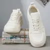 Zapatillas blancas de estilo sencillo para hombre, adecuadas para todas las estaciones, zapatos casuales de moda y versátiles, zapatillas de caña baja con suela gruesa, zapatos ligeros y cómodos para hombre