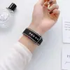 Apple Watch iWatch 10987 patrón de garabato estilo caricatura correa de silicona negra y blanca S11/12 pulsera