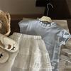 Ropa Infantil Estilo Coreano 2026 Nuevo Conjunto de Dos Piezas Primavera y Verano para Niñas Camiseta de Manga Corta con Hombros Abullonados Falda de Encaje Calado para Niños