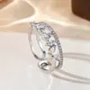 Anillo de Luz de Zirconia Incrustada en Oro Real Chapado en Cobre Transfronterizo Europeo y Americano Lujo Ligero Sensación de Alta Gama Anillo para el Dedo Joyería de Mano Versátil Fabricante Venta al por Mayor en Stock