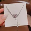 Collar con Colgante de Lazo Hueco de Diseño Exclusivo de Gama Alta para Mujer, Cadena para Clavícula Versátil de Acero de Titanio de Lujo Ligero
