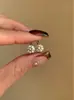 Joias de Design de Nicho Brincos de Zircônia, Tarraxas de Orelha Elegantes e Simples da Moda, Presilhas de Orelha Delicadas e Compactas para Mulheres