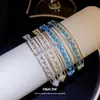 Pulsera abierta de tres capas de vidrio con circonita cúbica estilo francés, una pieza de joyería lujosa y sofisticada, un accesorio único y delicado que complementa cualquier atuendo, diseñada para mujeres