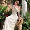Vibras Frescas y Elegantes de Estilo Francés, Diseño de Giro Asimétrico en el Hombro, Vestido Largo, Vestido Sexy y Atractivo, Estilo de Falda Blanco Crudo