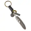 Llavero Retro de Plumas Estilo Takahashi, Colgante Vintage de Metal y Cordón de Cuero, Accesorio Versátil Estilo Europeo y Americano para Coches y Bolsas