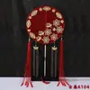 Caperucita Roja Estilo Chino Abanico Novia Cubriendo el Rostro Sosteniendo Flores Boda Antigua Grupo de Abanicos Xiuhe Boda Boda Feliz Abanico Producto Terminado