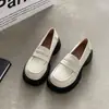Zapatos de cuero estilo británico, blancos, de punta redonda, estilo universitario, slip-on, con suela gruesa, para mujer, nuevo modelo verano 2026 con tacones gruesos