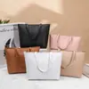 Bolsa tote bordada com padrão de ondas d'água de alta qualidade, nova moda 2025, generosa, grande capacidade, cor sólida, com zíper, bolsa de ombro feminina