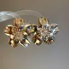 Pendientes de Flor de Metal con Superficie Brillante Europeos y Americanos 2026 Nuevos de Plata Aguja de Alta Calidad Únicos Hermosos Pendientes de Botón Accesorios para Orejas para Mujeres