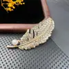 Broche Retrô da Moda Senso Avançado Cravejado de Diamantes Cristal Corsage Alfinete de Luz Anti-fuga Fivela Fixa Acessórios de Vestuário Fivela de Liga