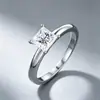 Anillo de Plata de Ley s925 Corte Princesa Moissanita Montura de Cuatro Garras Lujo Ligero Simple Europeo y Americano Transfronterizo Propuesta Anillo de Compromiso para Mujeres