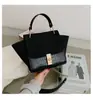 Nova Bolsa Pequena Fosca Feminina Primavera e Verão 2022 Bolsa Transversal com Corrente Europeia e Americana Bolsa de Mão Retro Casual Bolsa Feminina com Asas