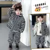 Traje de Algodón con Forro de Felpa Rayado de Invierno para Niños Conjunto de Dos Piezas de Abrigo de Algodón Engrosado para Niños Pequeños Ropa Cálida