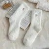 Meias de Veludo de Visão para Mulheres no Inverno, Meias Quentes com Forro de Fleece, Meias de Cano Médio Bordadas com Desenhos Animados Fofos, Meias Felpudas, Brancas