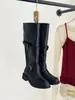 Botas longas retrô pretas de sola grossa para aumentar a altura e afinar a silhueta para mulheres, adequadas para todas as estações, novo estilo casual afunilado com fivela de cinto e salto grosso
