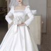 Vestido de Novia Estilo Mori de Manga Larga 2026 Modelo Nuevo Novia Sencillo Elegante con Cola Estilo Corte Sencillo Estilo Coreano Vestido de Novia de Satén